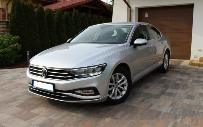 Volkswagen Passat cena 82800 przebieg: 157000, rok produkcji 2020 z Trzebnica małe 781